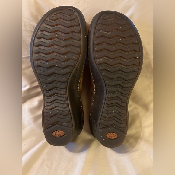 NWOT Women’s Ugg Clogs w Fur Lined Top tiny colored flakes show in sole.Gorgeous - Picture 6 of 6